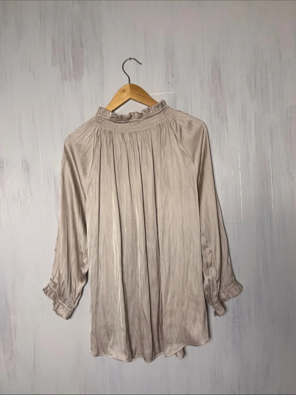 Carmen Marc Valvo Champagne Long Sleeve Satin Blouse Size XL - Picture 5 of 6